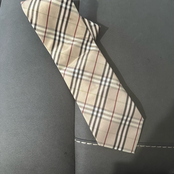 Burberry tie - Picture 2 of 7